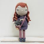 Lalka szydełkowa z misiem w torebce - lalka z misiem