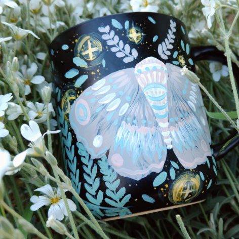 Ręcznie malowany kubek ćma, paprotka i księżyc