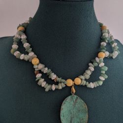 Zestaw biżuterii z zielonego awenturynu, z jadeitami żółtymi, z dodatkiem szklanych koralików oraz metalowego wisiora