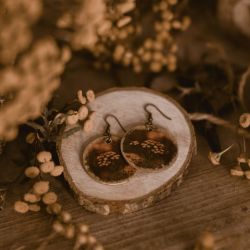 DREWNIANE KOLCZYKI Z KWIATEM WROTYCZU 