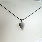 Ochronny szary agat, antystresoway kamień, wisiorek uniseks - wahadełko - 