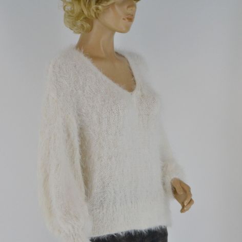 Pierzasty sweterek w kolorze mleczno białym