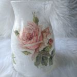 wazon-lampion szklany z morelowymi różami  - z innej strony