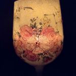 świecznik-lampion z kwiatowymi girlandami - w ciemności