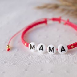 Czerwona bransoletka z napisem mama