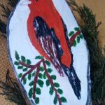 Ptaszek malowany na plastrze drewna  brzozowego - zawieszka - widok z boku