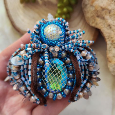 Broszka Żuk – ręcznie robiona biżuteria artystyczna