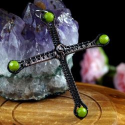 Krzyżyk, miedziany wisior z agatem zielonym