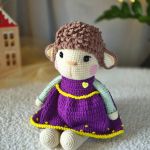 Owieczka w sukience, Maskotka owca, Przytulanka dla dziecka - Kolorystyka - futerko - pastelowo-beżowe, ciało w kolorze mlecznym, bluza (nie zdejmowana) - pastelowy miętowy z kropkami