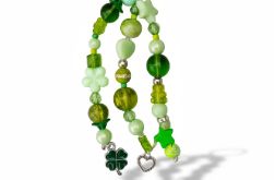 Zielony breloczek z koralików z koniczynką