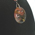 Złoto-różowy kryształ z duchem, duży okrągły wisior na rzemieniu - 