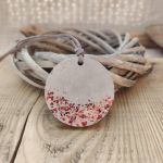 Minimalistyczny wisior z betonu z miedzianym akcentem - 2