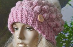 Czapka bąblowa z pomponem w kolorze różowym.