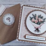 Kartka urodzinowa (lub na inną okazję) z zimowymi różami i gałązkami świerku - Tył koperty z ozdobnym kółeczkiem