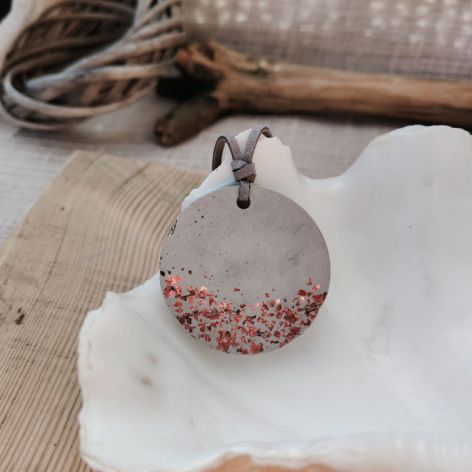 Minimalistyczny wisior z betonu z miedzianym akcentem