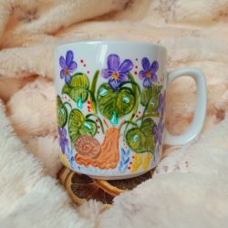 Rosa i spacer ślimaka wśród wonnych fiołków kubek 270 ml.
