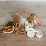 ZESTAW PREZENTOWY Z WOSKAMI DO KOMINKA O KORZENNYM ZAPACHU - ZESTAW WOSKI DO KOMINKA ZAPACH KORZENNY ZIMA