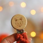 Makramowa zawieszka do smoczka lisek - 