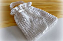 Torebka komunijna z białą różyczką.