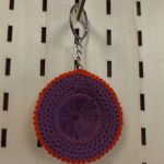 Ręcznie robiony brelok – mini kapelusz szydełkowy fioletowo- pomarańczowy - Breloczek kapelusz fioletowo- pomarańczowy