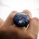 Duży pierścionek z kosmosem, granatowy - Średnica szklanego oczka 25 mm.