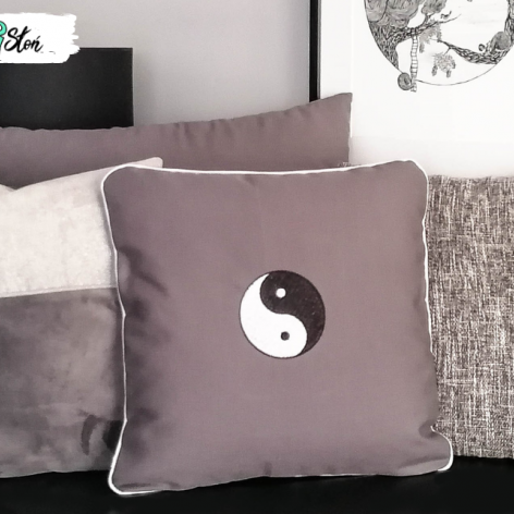 Dekoracyjna haftowana poduszka ~ Yin i Yang