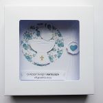 Skromna kartka na Chrzest ręcznie robiona - Pamiątka Chrztu z chrzcielnicą w pudełku