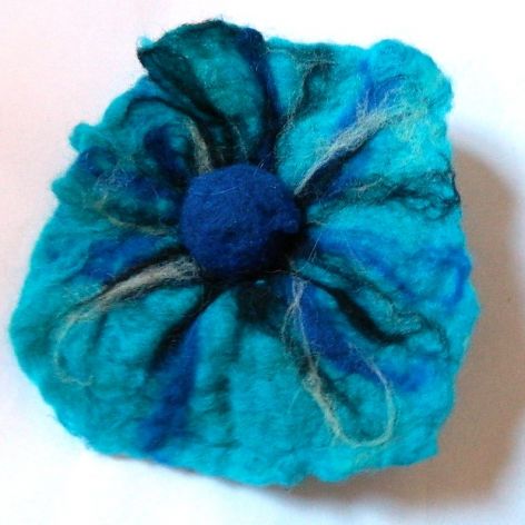 Duża niebieska broszka z filcu, kwiat