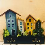 Wieszak- kolorowe, drewniane domki - wersja z chrobotkiem