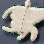 Broszka autorska haftowana kwiatek Krokus fioletowy zdobiona koralikami, cyrkoniami, cekinami - Broszka autorska haftowana kwiatek Krokus fioletowy zdobiona koralikami, cyrkoniami, cekinami