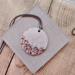 Minimalistyczny wisior z betonu z miedzianym akcentem - 4