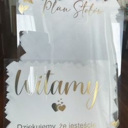 KOMPLET TABLIC WESELNYCH PLEXI BIAŁE TŁO ZŁOTE LITERY