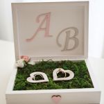 Pudełko na obrączki "Find Love" - Wnętrze z dekorkami w kształcie serca
