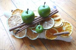 Jabłka z cynamonem na plastrach pomarańczy