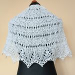 Biała pelerynka, klasyczny dodatek do komunijnego stroju - szal ślub