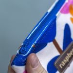 Etui na klucze z jasnego weluru – minimalistyczne kwiaty | Handmade - 