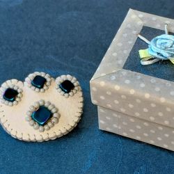 Broszka a la kocia łapka