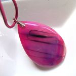 Różowo-czarny agat, duża łezka, wisiorek na rzemieniu - 