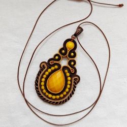 Naszyjnik-wisior sutasz w kolorze Brązowym i żółtym