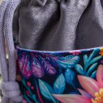 Fioletowa torebka listonoszka z kominem w kwiaty z weluru - 