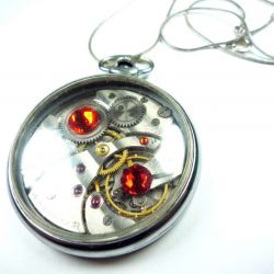 Zawieszka "zegarek kieszonkowy" z czerwonymi kryształkami Swarovskiego w stylu SteamPunk - SteamPunkArt
