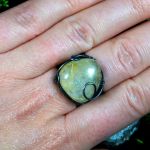 Srebrny pierścionek z kwarcem z rutylem żółty - pierścionek na palcu