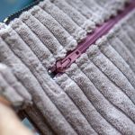 Pudroworóżowa kopertówka mini z grubego sztruksu - 