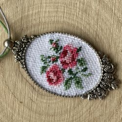 Wisiorek haftowany róże vintage