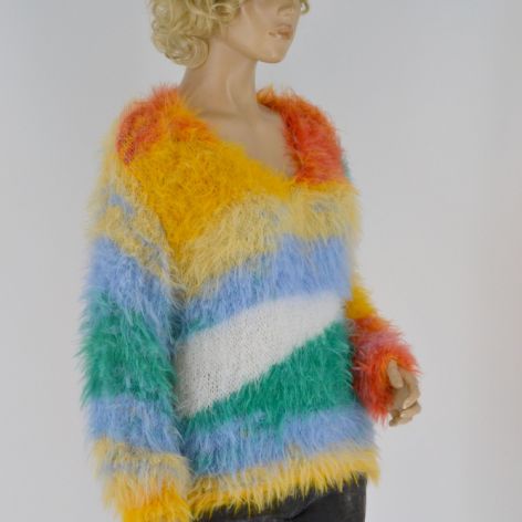 Pierzasty sweterek w kolorach tęczy.