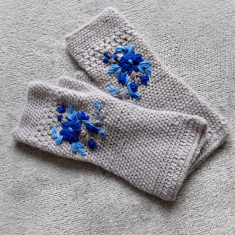 Mitenki z niebieskimi kwiatkami
