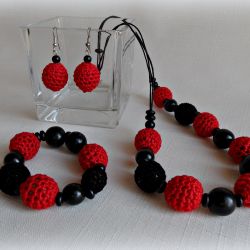 Czerwono-czarne korale.