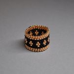 Pierścionek czarno-złoty 2 - pierścionek koralikowy