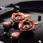 Eleganckie kolczyki kwiaty ze szklaną kroplą - brązowe kolczyki kwiaty