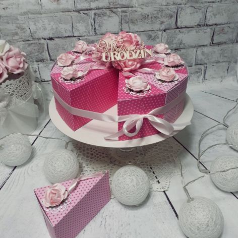 Tort papierowy na urodziny różowy